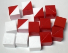 14 Cubos de plástico (6 rojos, 4 blancos, 4 rojo/blanco)